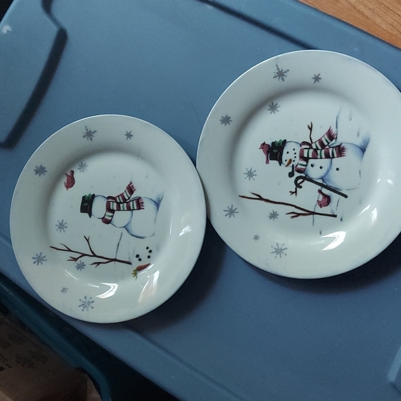 Decorative, holiday plate set. Near perfect condition. NO LONGER AVAILABLE - Picture 2 of 5